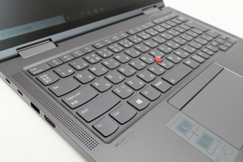 キーボードの左右と、底面手前の左右に、合計4つのスピーカーを内蔵