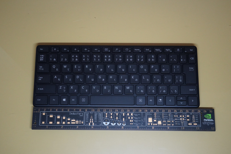 横は約28cm(スペック上は284.07mm)