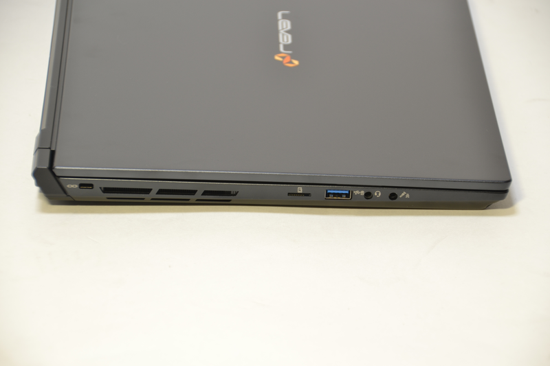 左側面はmicroSDXCカードスロット、USB 3.0、ヘッドフォン、マイク端子