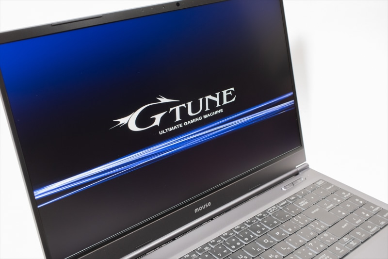 ディスプレイは非光沢のWQHDパネルを採用。165Hzの高リフレッシュレートに対応できるため、タイトルと設定次第では非常になめらかな画面描画を期待できる