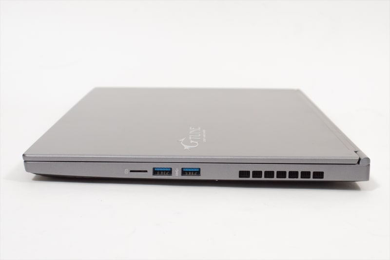 右側面にはUSB 3.0ポート×2、microSDカードリーダを備える