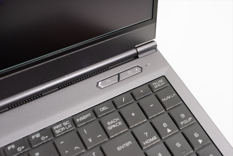 電源ボタン横には本体の駆動モードを変更できるボタンが。押すことで「エンターテイメントモード」からさらに性能を高める「パフォーマンスモード」に切り替わる