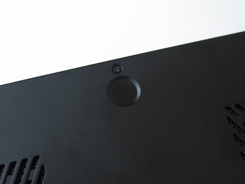 本体背面中央に指紋センサー兼電源ボタンを装備している