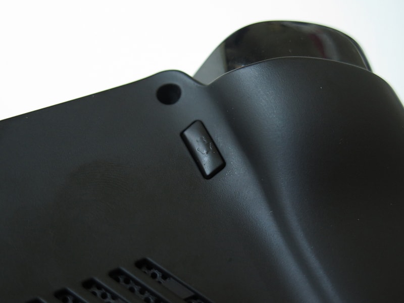 背面左手側にミュートボタン