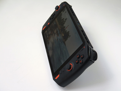 Hothotレビュー】8.4型“大画面”の衝撃! ポータブルWindowsゲーム機