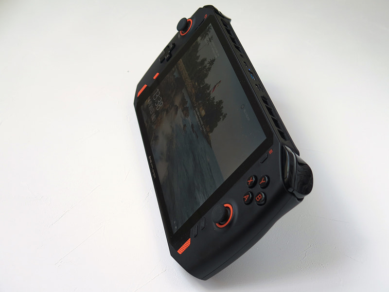 視野角も広く、斜めからでも視認しやすい。逆に言えば公共の場所では注意が必要だろう