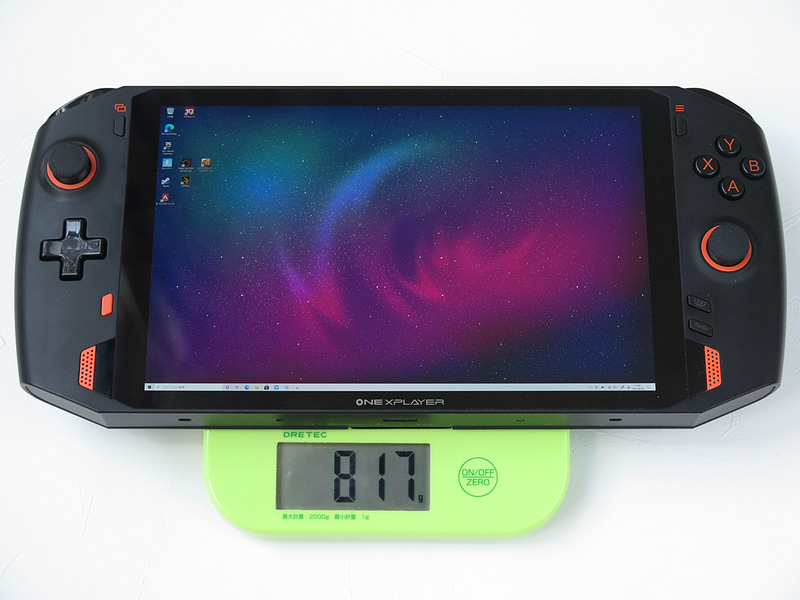 重量は実測817gで、座って両手でホールドしてプレイする分には気にならない重さだ