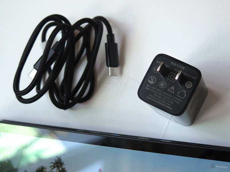 付属のACアダプタは小型でUSB PDに対応する