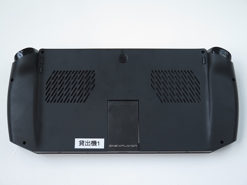 本体背面にファンの吸気口があるが、指で塞がないような位置となっている