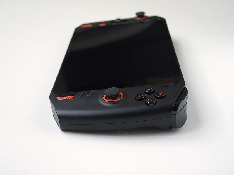 本体右側面。左側と同様丸みを帯びていて手にフィットする