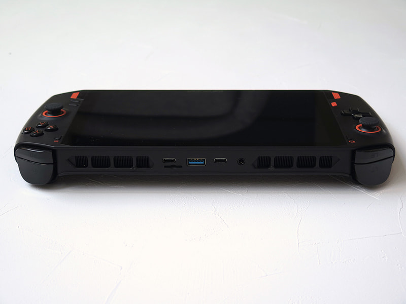 本体上部にインターフェイスと排気口が見える