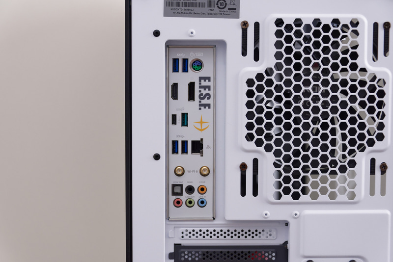 バックパネルにまで連邦軍のロゴをあしらうこだわりよう