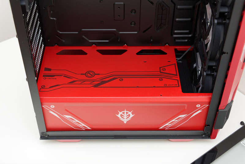 電源を隔てるカバー部分にジオン軍のロゴなどが描かれている