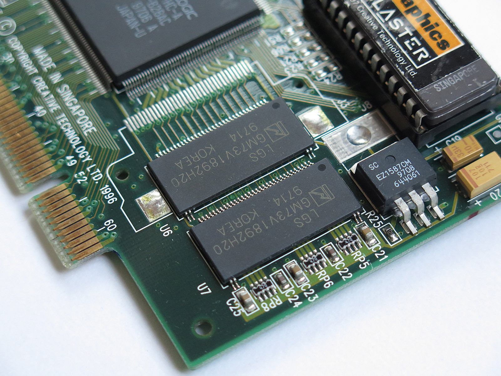 RDRAMの上部のピンは、何か信号や電気が通っているわけではなく、固定用だと見られる。信号線の末端にはターミネート処理が必要なため、抵抗などが実装されている