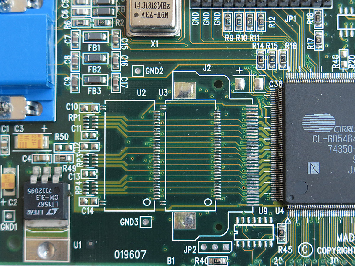 実装されていない方を見ると、まっすぐ信号線が通っているのがよく分かる