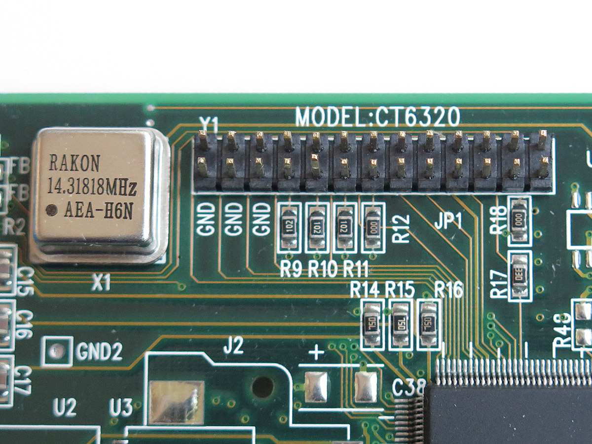 RAKON製の水晶発振器(左)と、VESAフィーチャーコネクタ