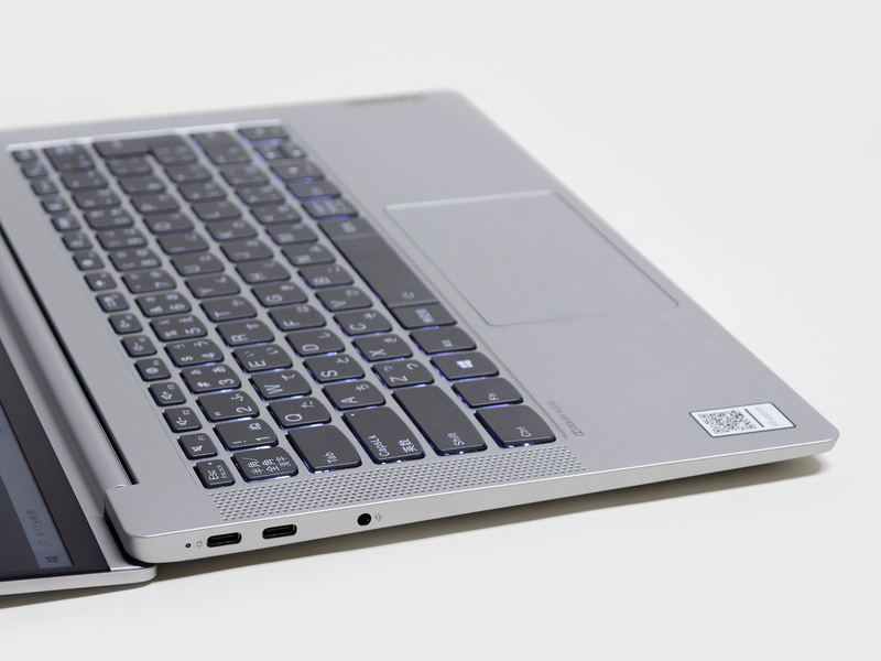 左。電源LED、Type-C×2、音声入出力。パネルは180度傾けることができる