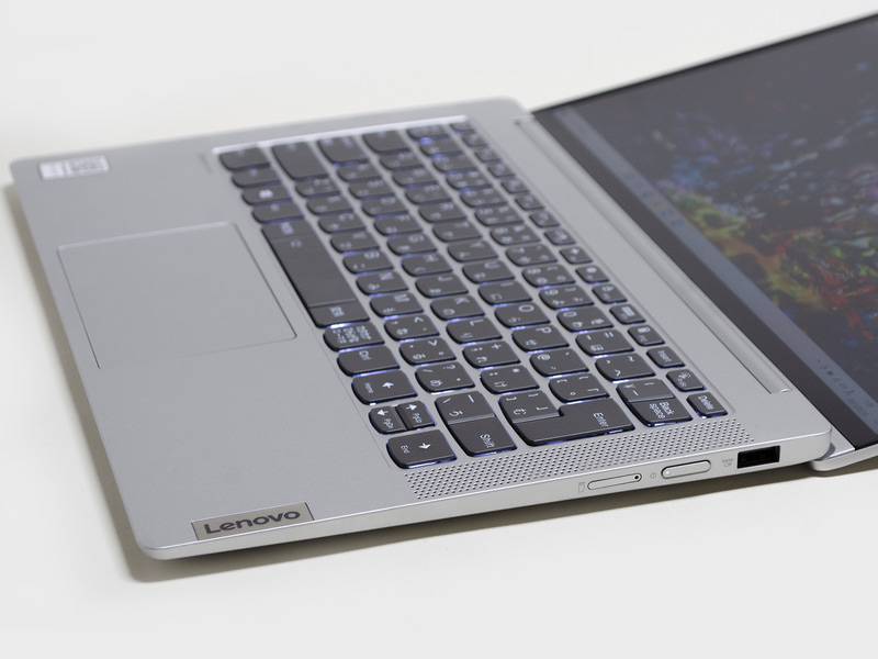 右。USB Type-A、電源ボタン、nanoSIMスロット