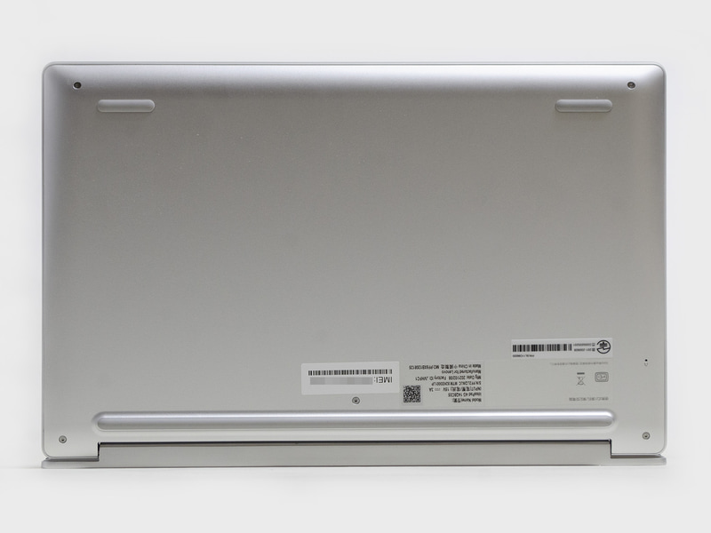 裏。手前に2つ、後ろに1本バーのゴム足。SIMスロット搭載なのでIMEIがある