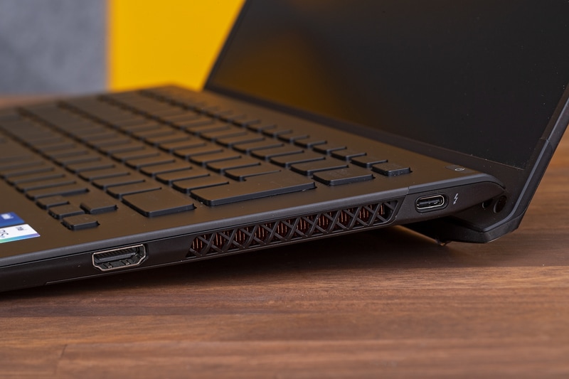 インターフェイスはHDMIとThunderbolt 4