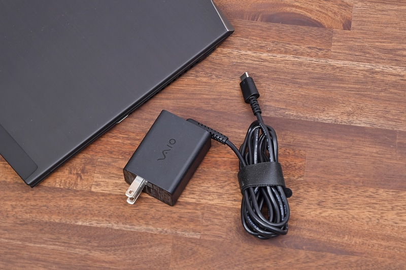 付属のPDアダプターはコンパクト