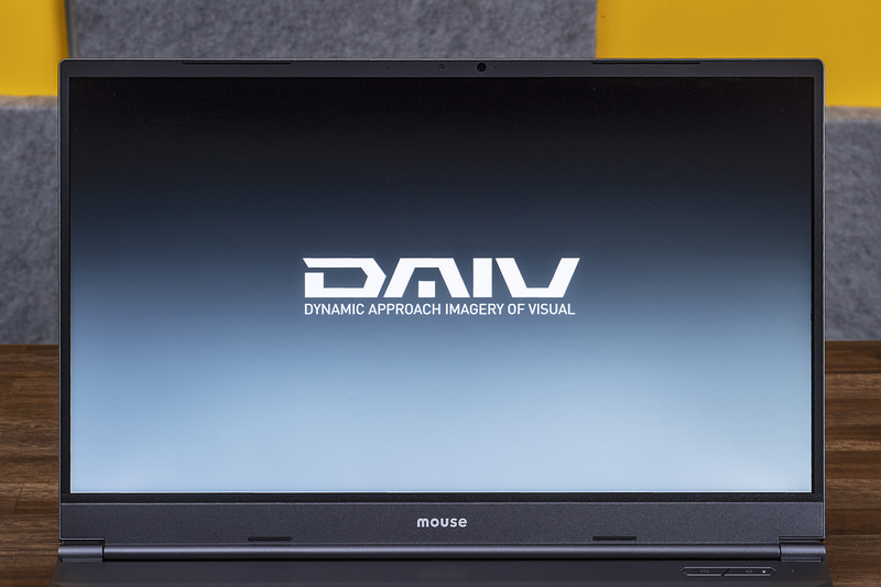 液晶は、sRGB比 100%の色域に対応した15.6型WQHD