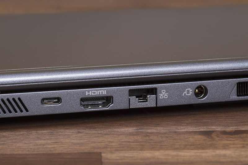 インターフェイスは、USB 3.1 Type-C(画面出力対応)、HDMI、2.5G Ethernet、電源端子