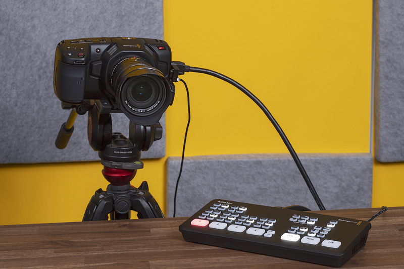 HDMI 1につないだPocket Cinema CameraをATEM Miniで選択すると、カメラ右上のLEDが赤く点灯