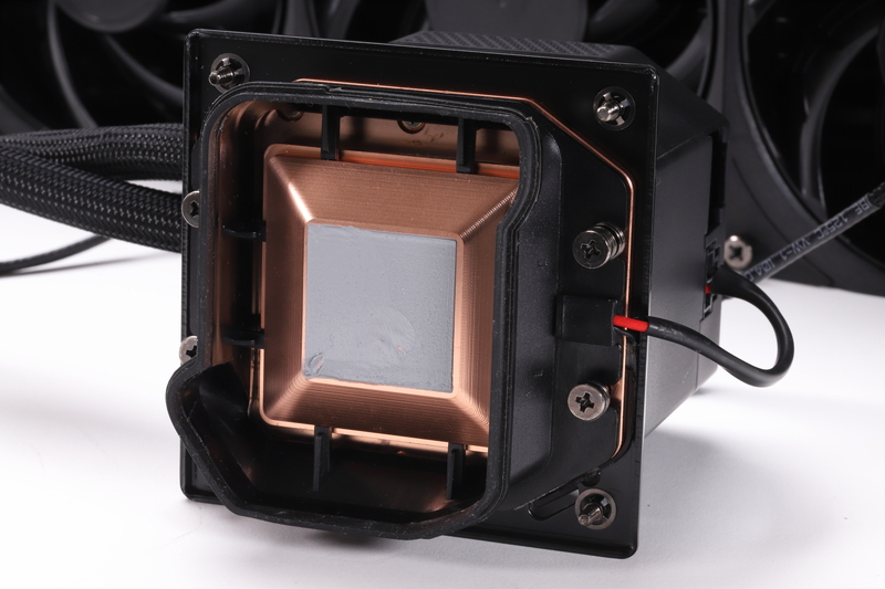 銅製のベースプレートにはグリスが塗布されており、外周部にはソケット周辺への空気の流入を阻害するエアフローカバーを搭載している