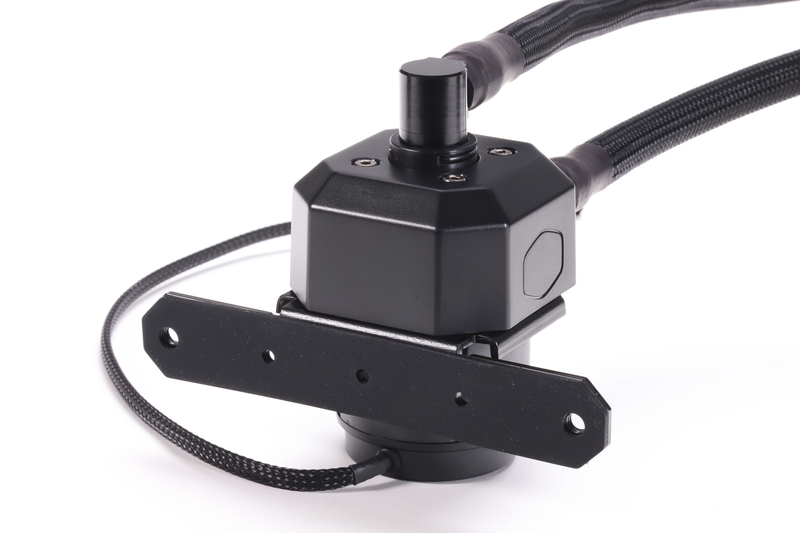 ポンプは、PCケースのフロント側への固定を想定しており、120mmファンと同じ間隔のねじ穴が設けられている