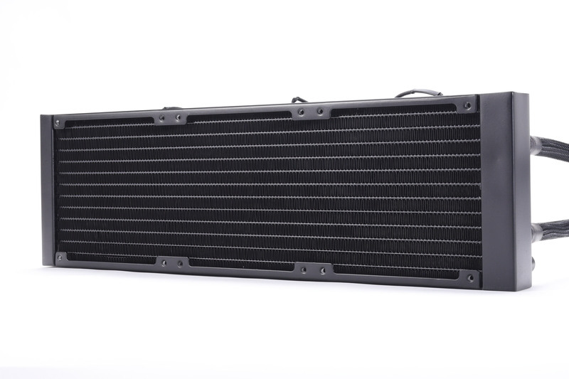 120mmファンを3基搭載できる360mmサイズのラジエーターを採用している