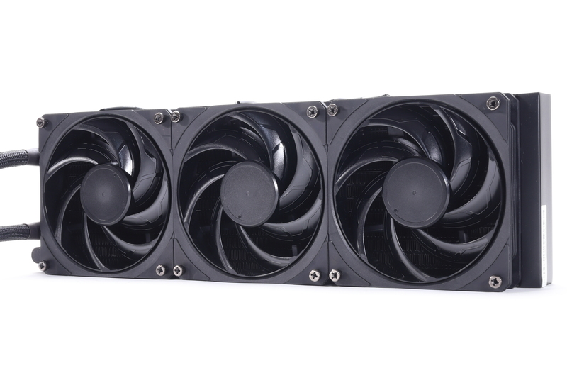 標準で3基の120mmファンを搭載している。ファン回転数は最大1,900rpm。