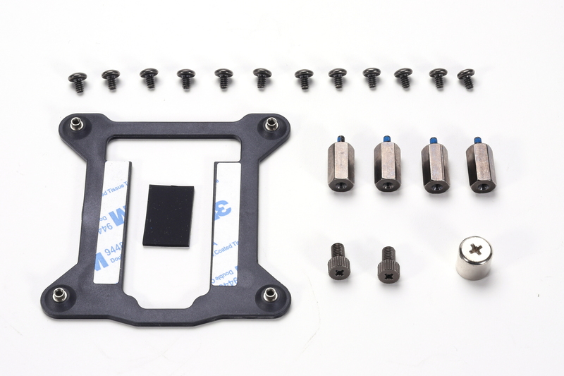 リテンションキットと冷却ファン・ポンプ用の固定ねじ。LGA1200専用であるためリテンションキットの部品点数は少ない