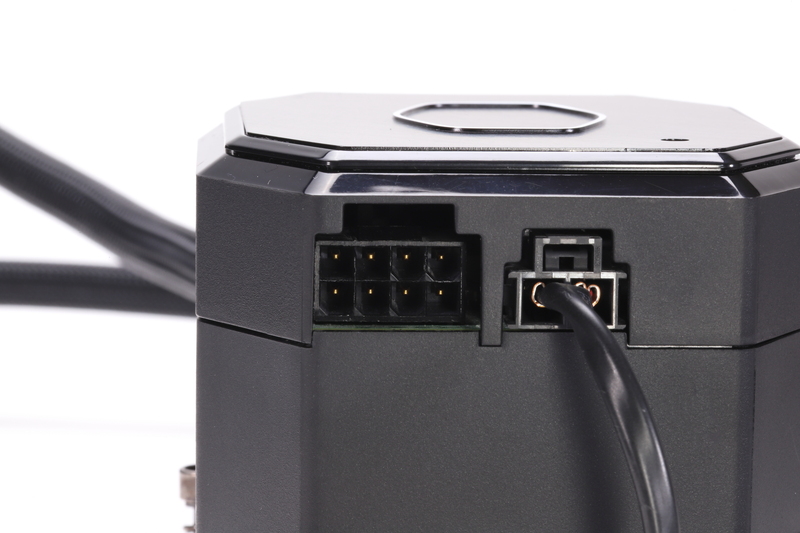 ペルチェ素子へ電力を供給するためのPCI-E 8ピン補助電源コネクタ