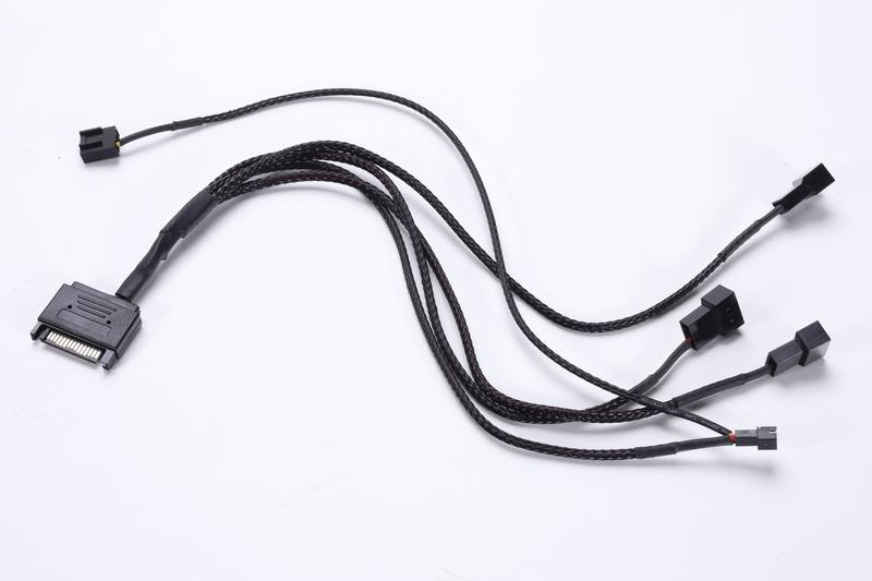 SATA電源から、冷却ファンとポンプに電力供給を行うための分配ケーブル
