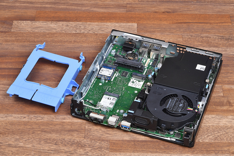 OptiPlex 7080 マイクロの内部。小型筐体ながら、M.2スロットとSerial ATAポートが用意されている
