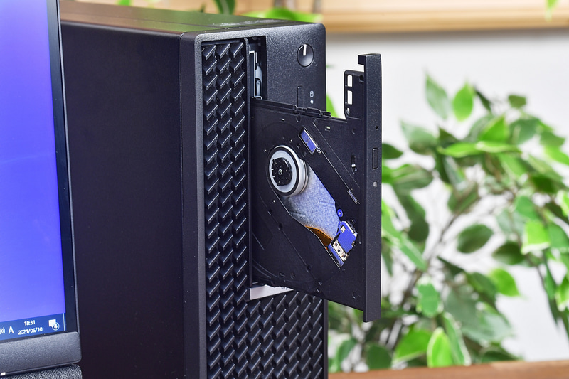 スリムタイプの光学ドライブを搭載可能。業務のデータをずっとDVDに保存しているような環境では光学ドライブはまだまだ必要だ