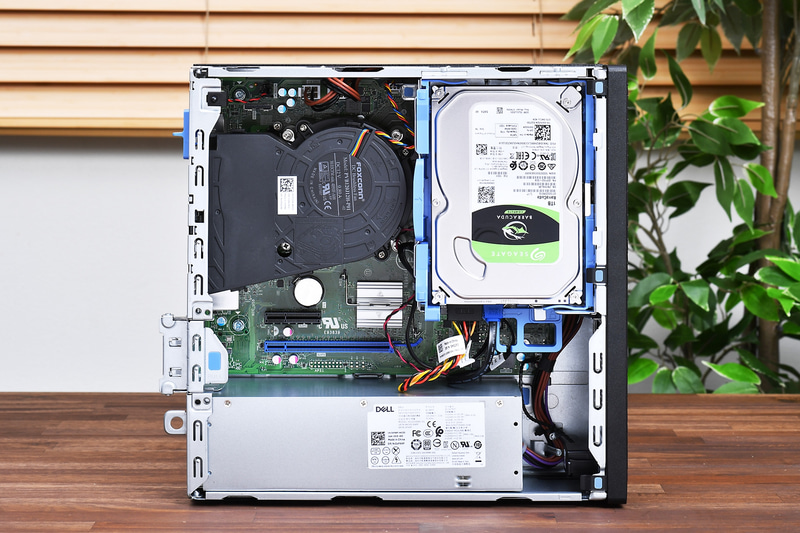 OptiPlex 5080 SFFの内部。PCI Express x16スロットとx4スロットを搭載している