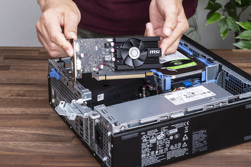 Low ProfileタイプのPCI Express拡張カードを搭載できる。アップグレードしながら末永く付き合える