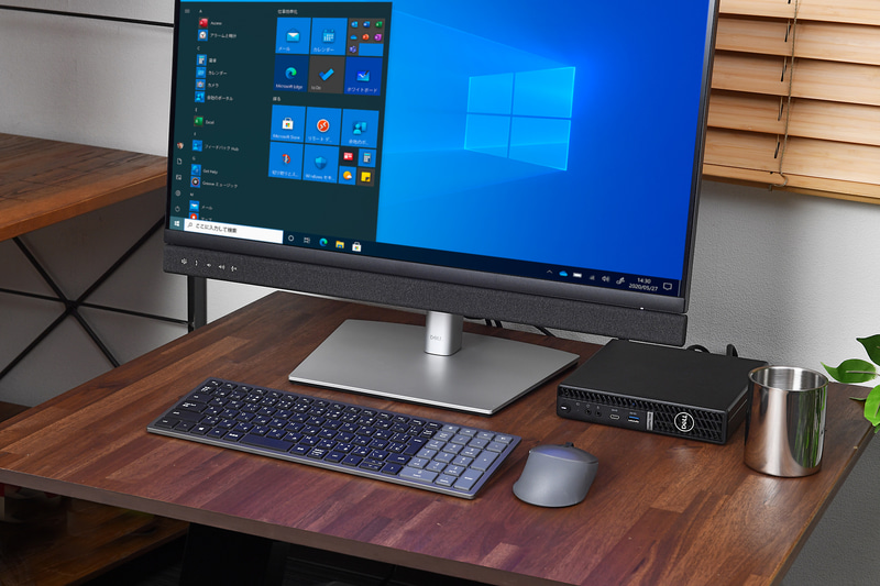 「Dell マルチデバイス ワイヤレス キーボードおよびマウス(日本語) - KM7120W」は、省スペースキーボードとマウスのセット。USBドングルとBluetooth接続でマルチデバイスで使える点、ユーティリティでボタンの割り当てやDPIの設定が行なえるなどの機能面はKM7321Wと共通だ。OptiPlex 7080 マイクロと組み合わせれば、写真のように狭いスペースでもデスクトップPCの快適な作業環境を手に入れることができる