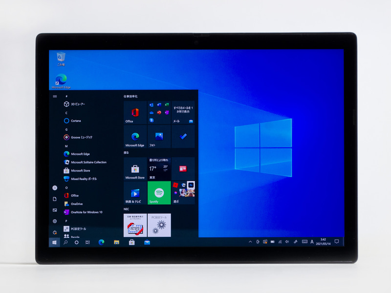 前面。パネル中央上に前面カメラ。わかりにくいが左右フチの凹みにスピーカー