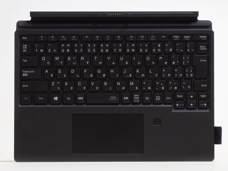 キーボードはテンキーなしの日本語配列。タッチパッドは1枚プレート式。右横に指紋センサー。右側面にペンフォルダ
