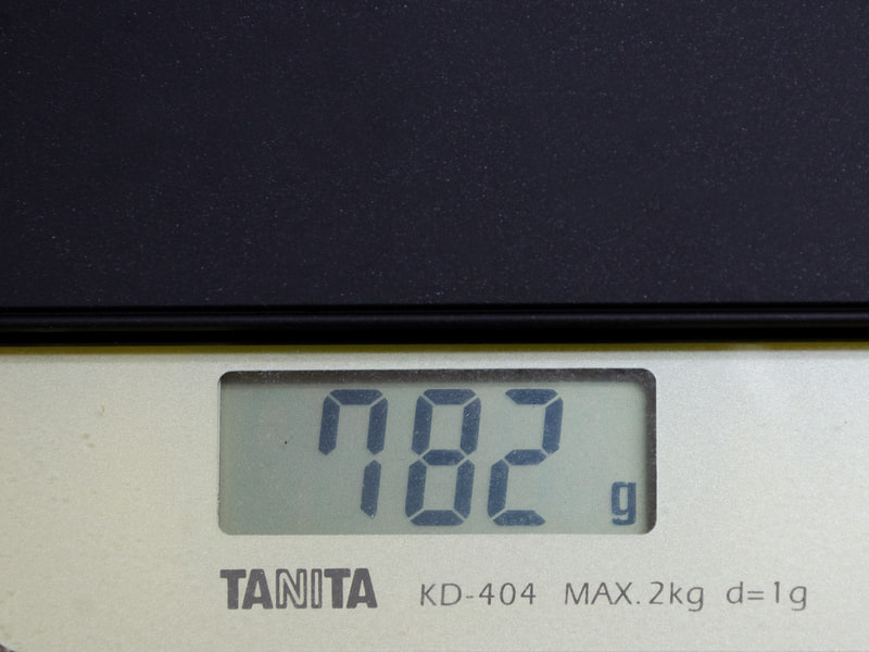 重量/本体のみは実測で782g