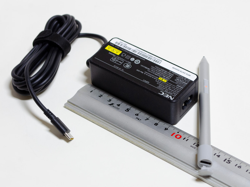 ACアダプタとペン。サイズ約92×39×29mm、重量189g、出力5V/2A、9V/2A、15V/3A、20V/2.25A(45W)。ペンはUSB Type-Cでの充電式