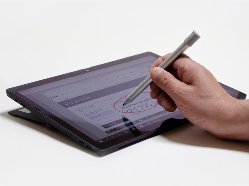 ペン使用中。スタンドはここまで倒すことができるのでペン入力しやすい(写真よりはもう少し倒れる)