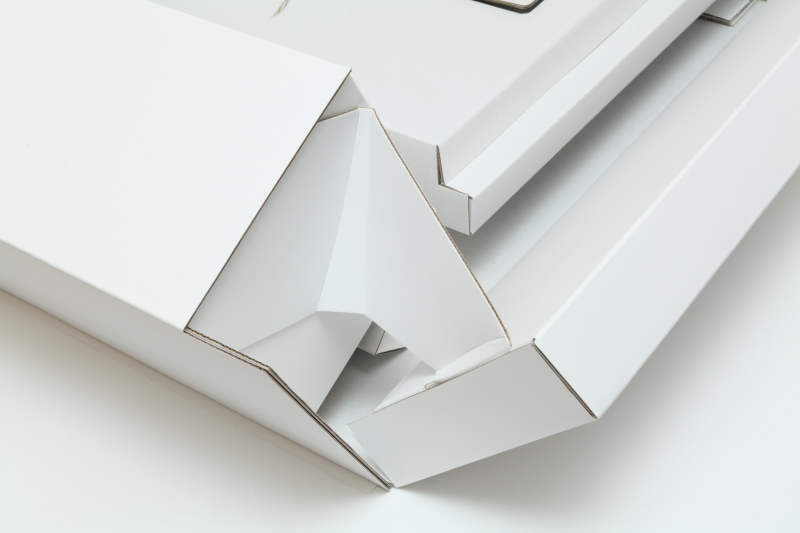 左右側面のダンボールを開くと、紙のヒンジによって前面のダンボールも開かれる