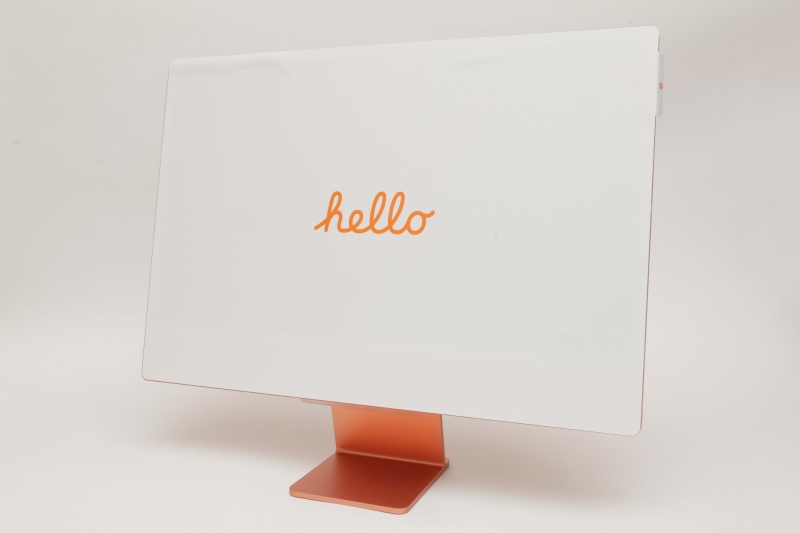 前面には保護シート(おそらく紙製)が貼られており、「hello」の文字が書かれている