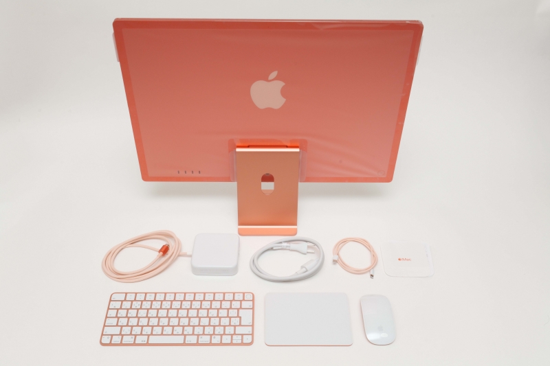 同梱品一覧。上から本体、143W電源アダプタ、電源コード、USB-C - Lightningケーブル、説明書、Magic Keyboard、Magic Trackpad、Magic Mouse。電源コード以外は本体と同色だ