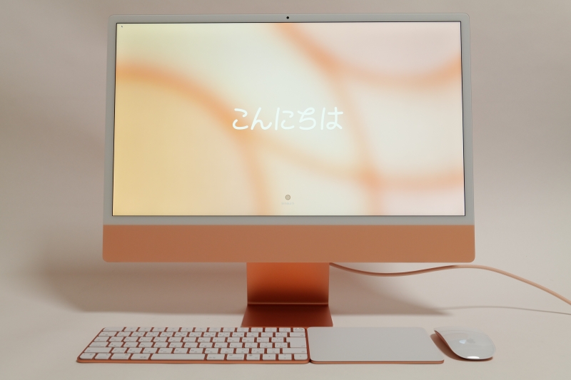 初回起動時の初期設定画面。本体カラーに合わせたデスクトップピクチャ(これはハローオレンジ)で起動する