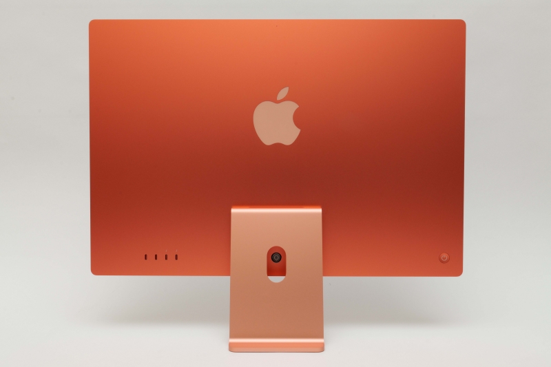 本体背面。マイクは背面上部にひとつ、上面中央にふたつを内蔵した3マイクアレイ仕様。ロゴ部には透明のパネル(ガラスと思われる)がはめ込まれている